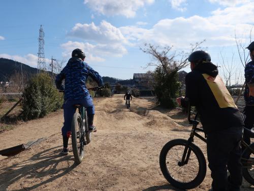 マウンテンバイク文化をフィールドからデザイン
